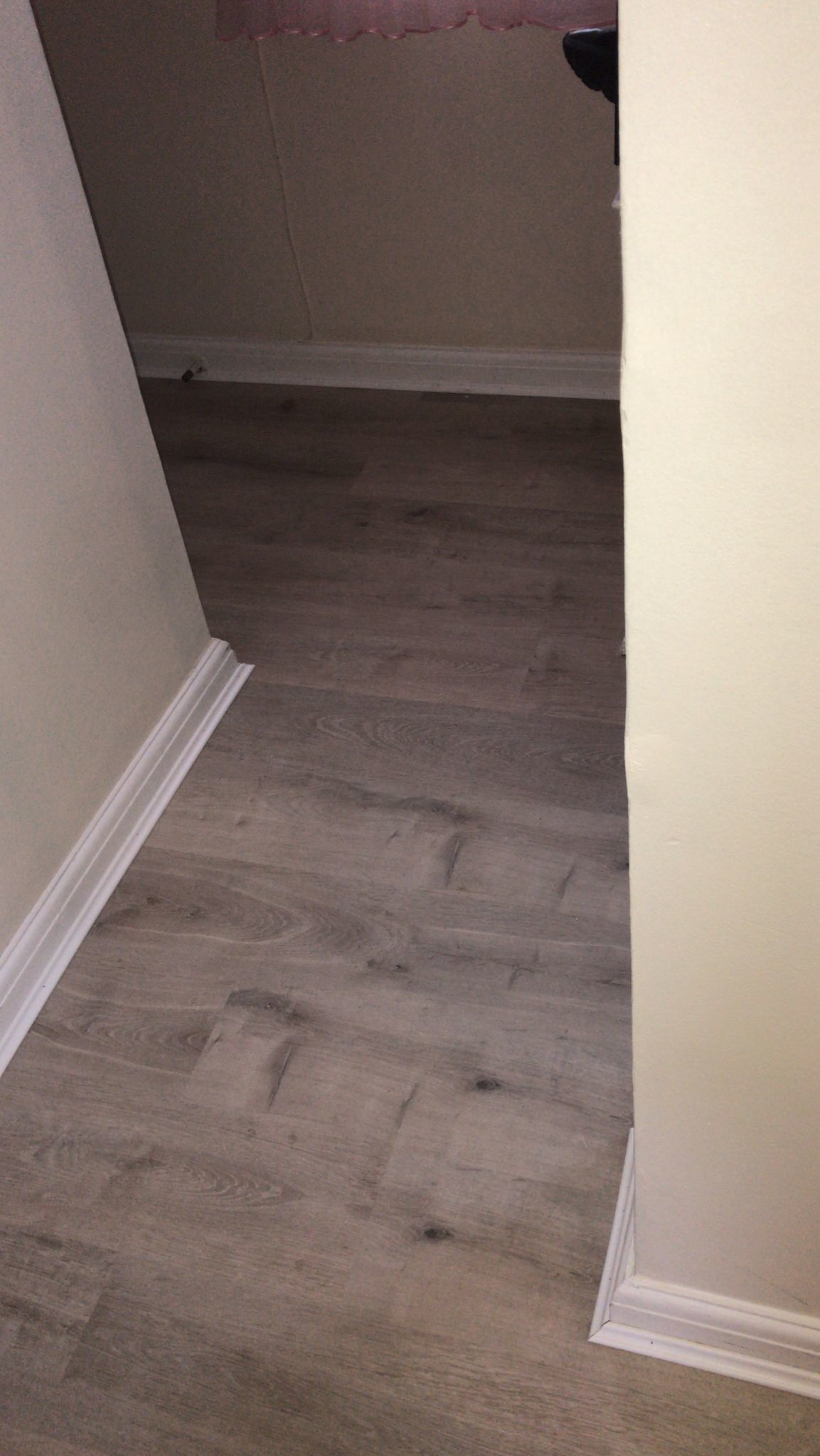 Laminate floor after fitting work in AL10