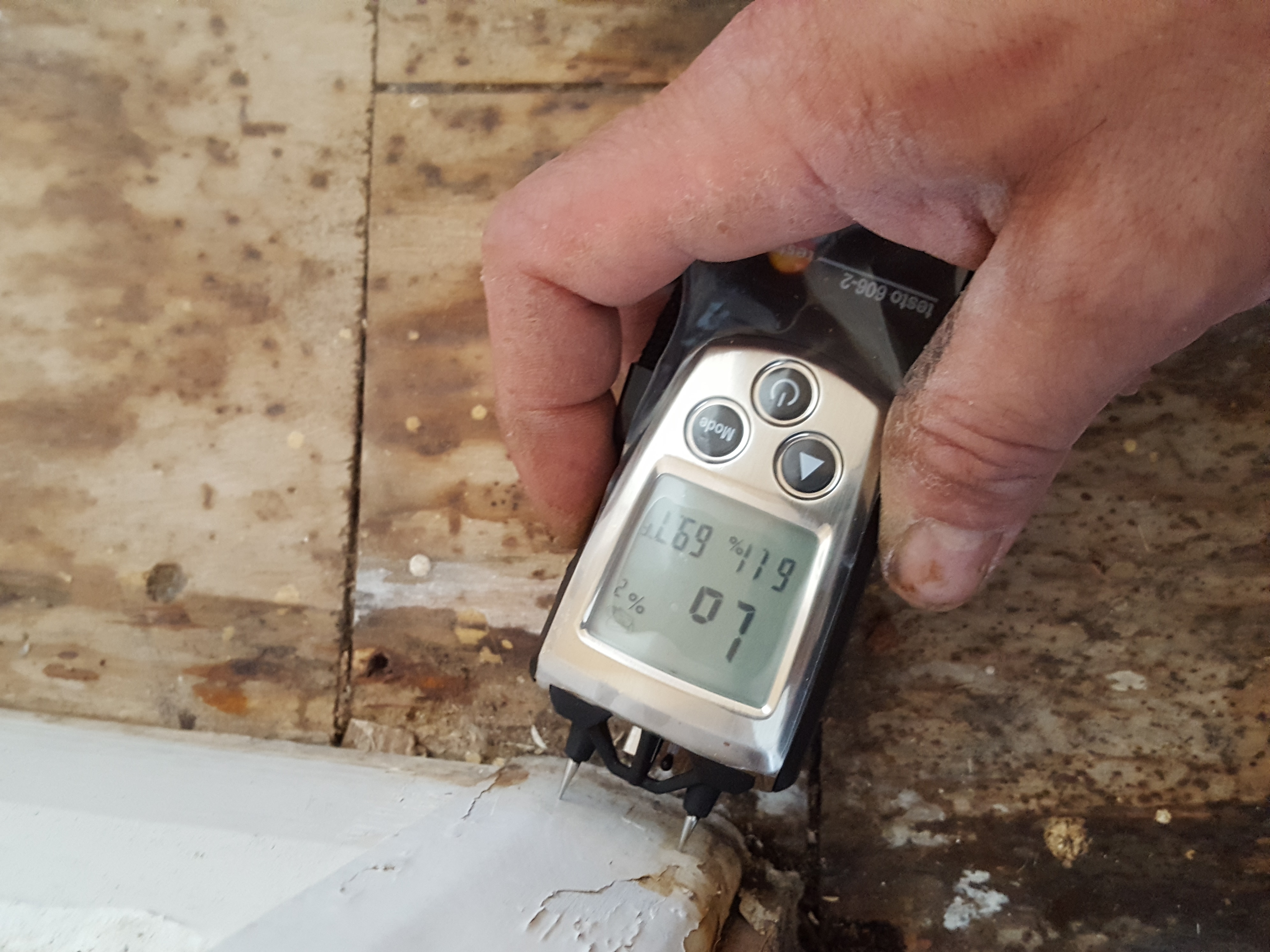 Laminate floor after fitting work in E1