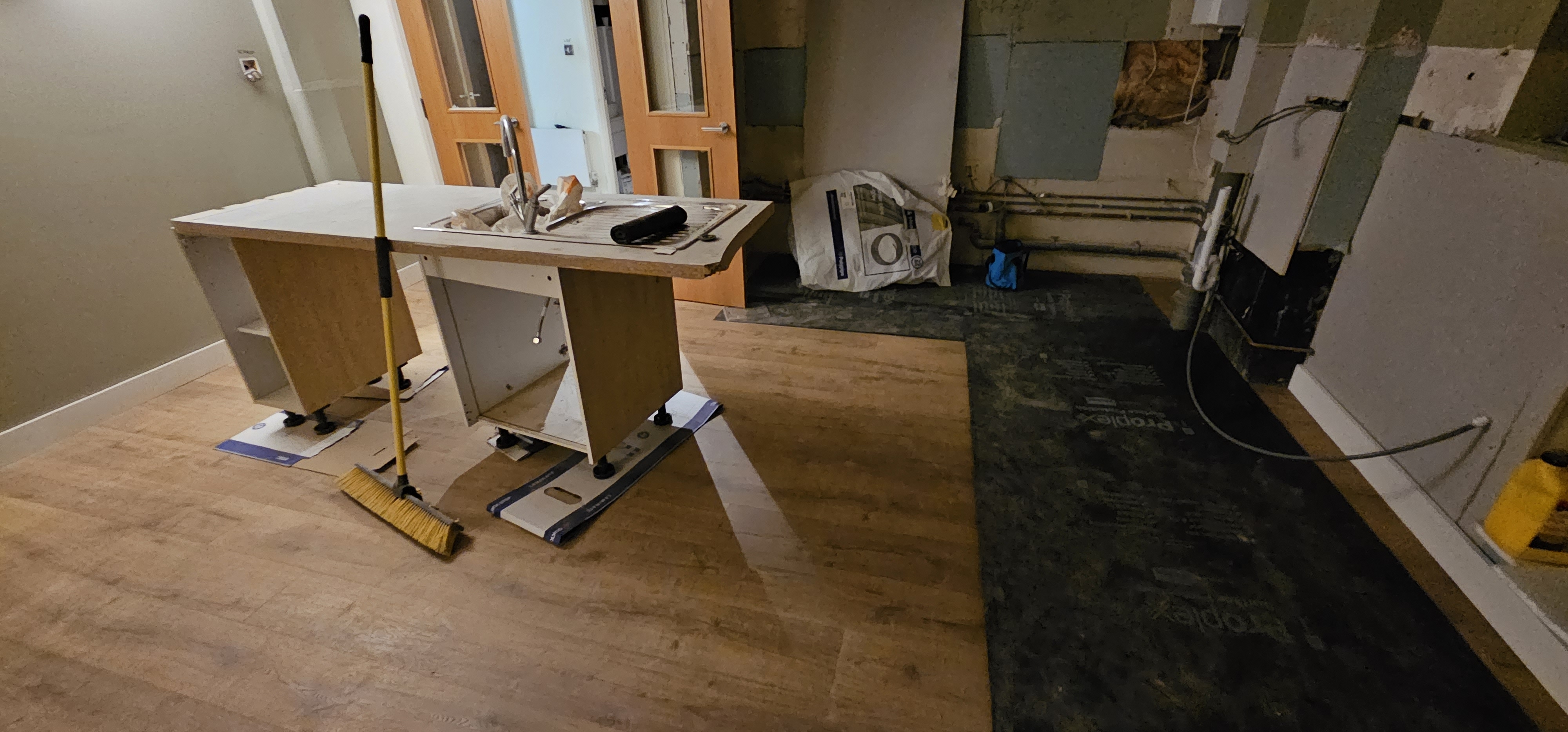 Laminate floor after fitting work in E1W