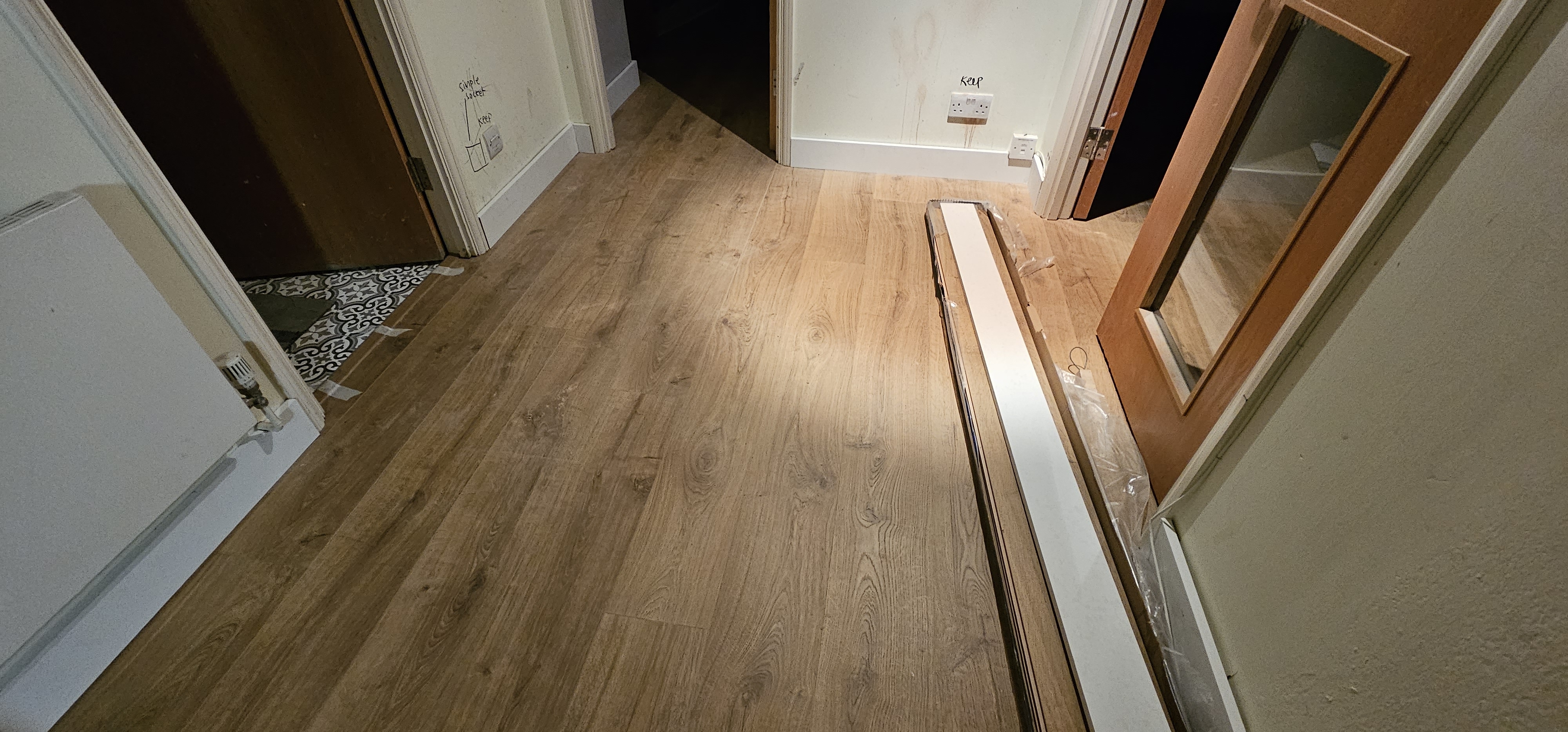 Laminate floor after fitting work in E1W
