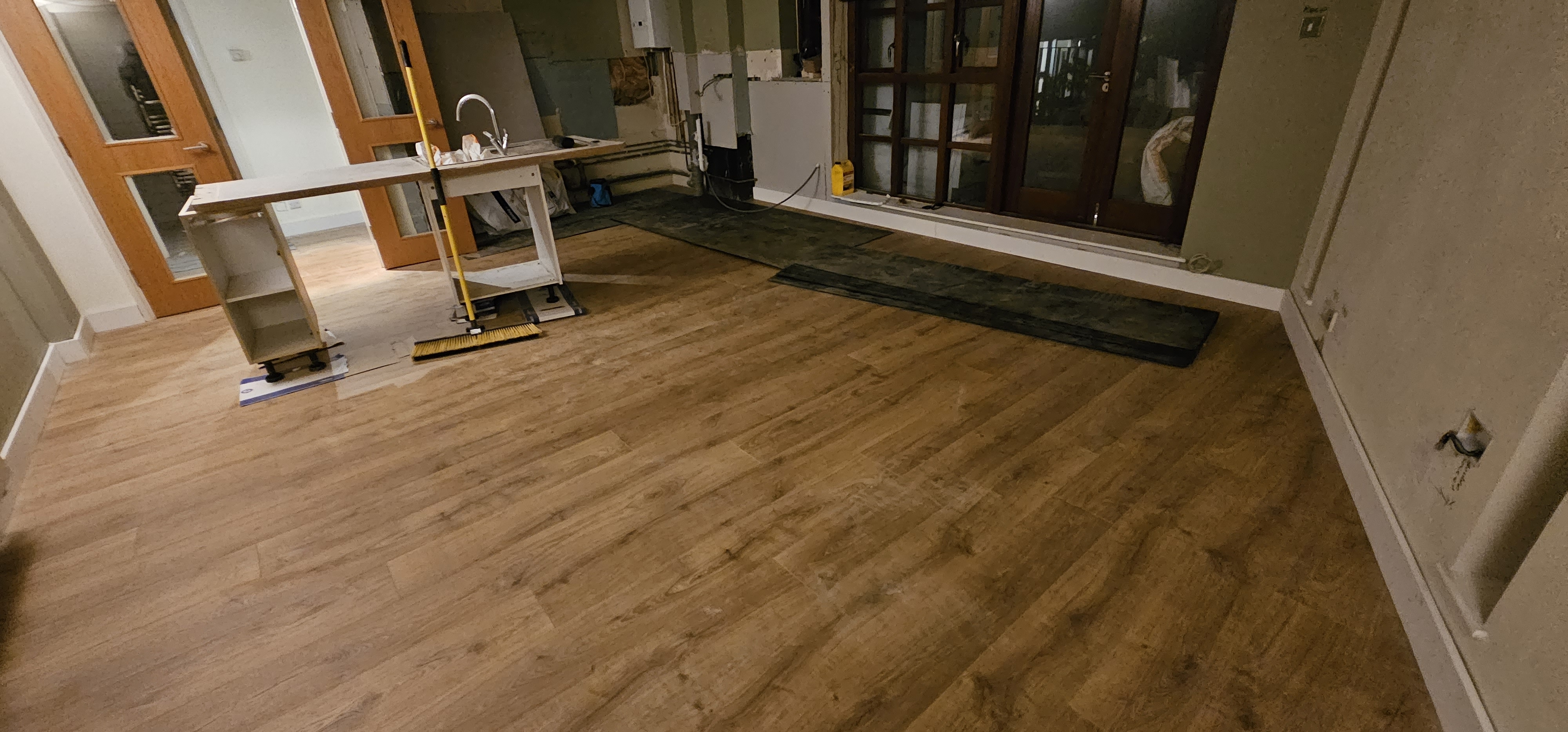 Laminate floor after fitting work in E1W