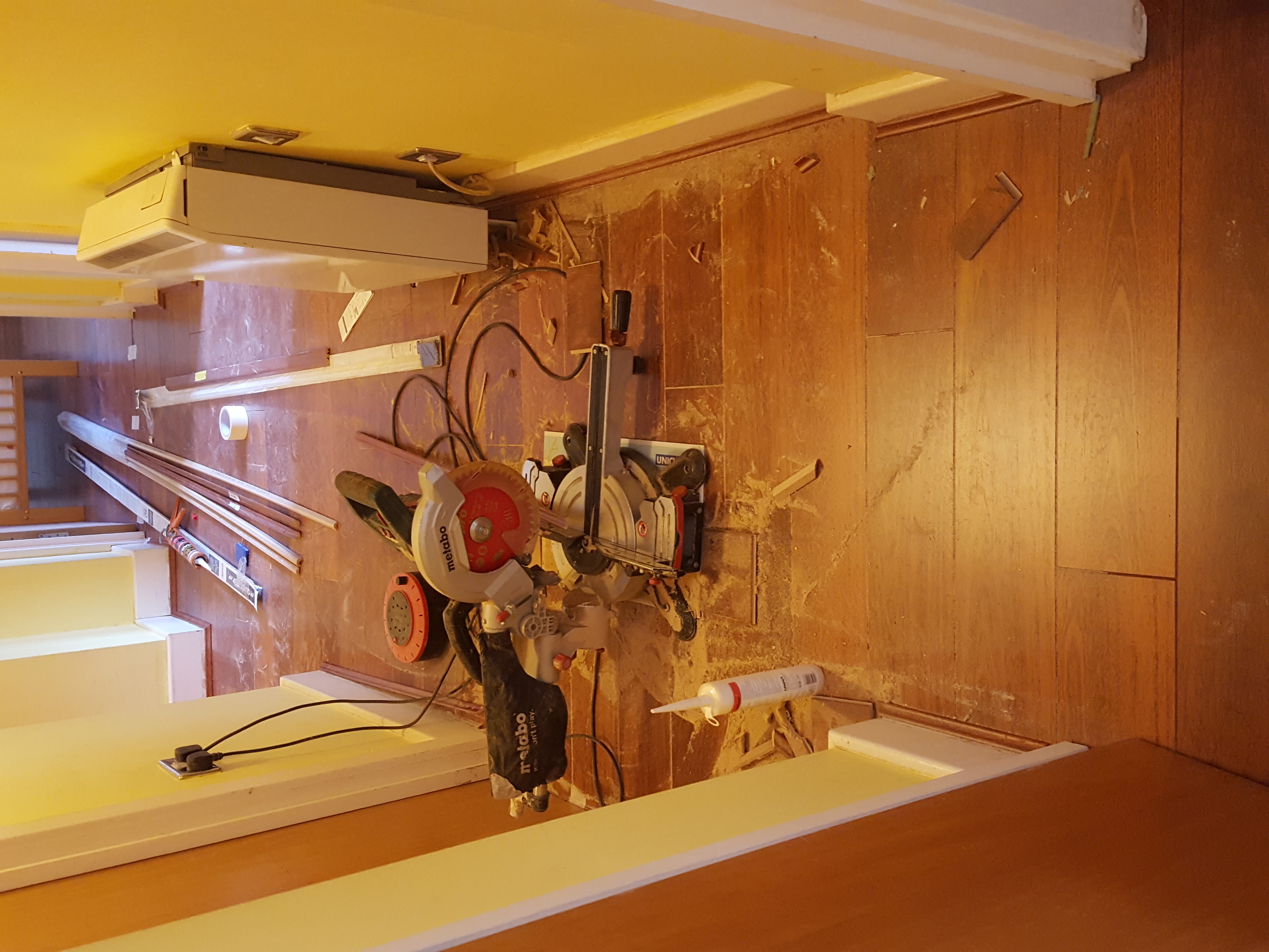 Laminate floor after fitting work in N1