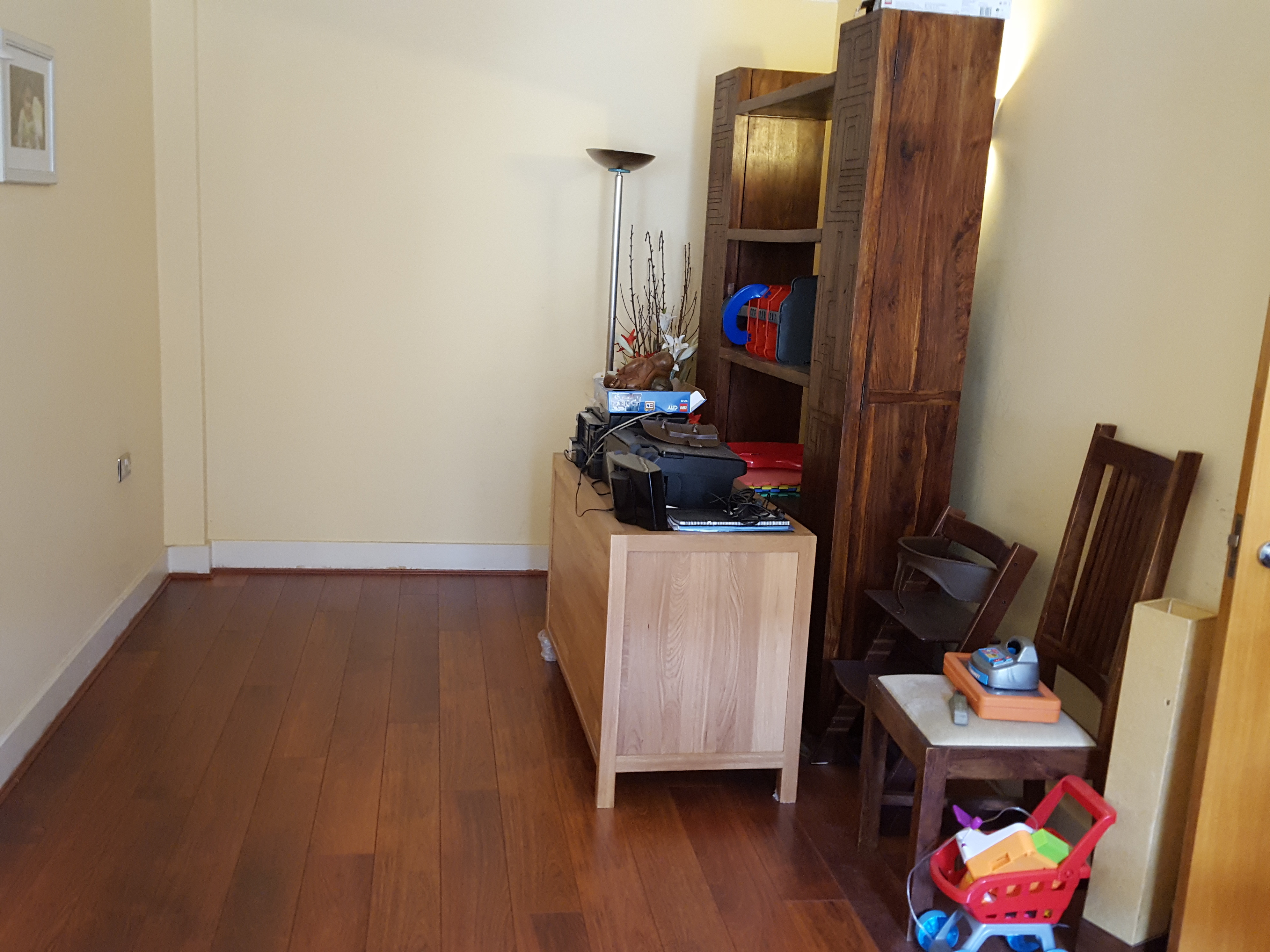 Laminate floor after fitting work in N1