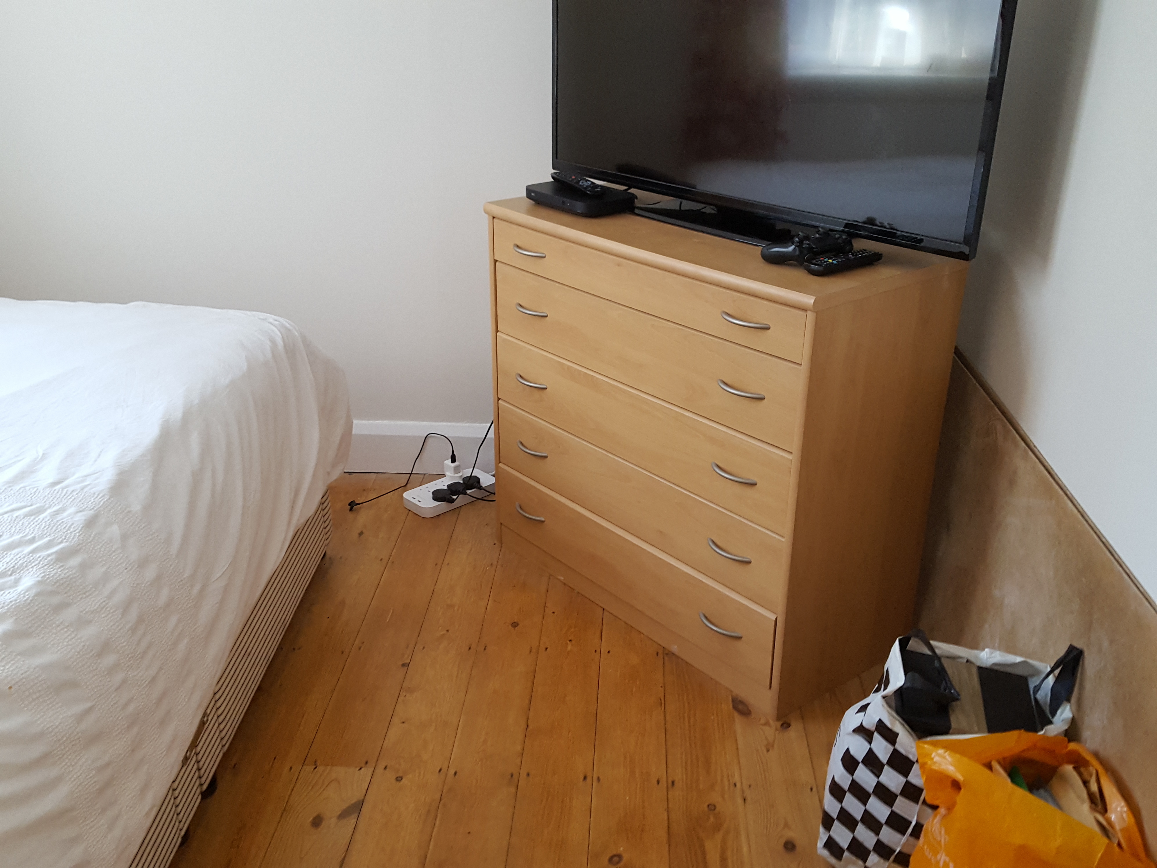 Laminate floor after fitting work in N20