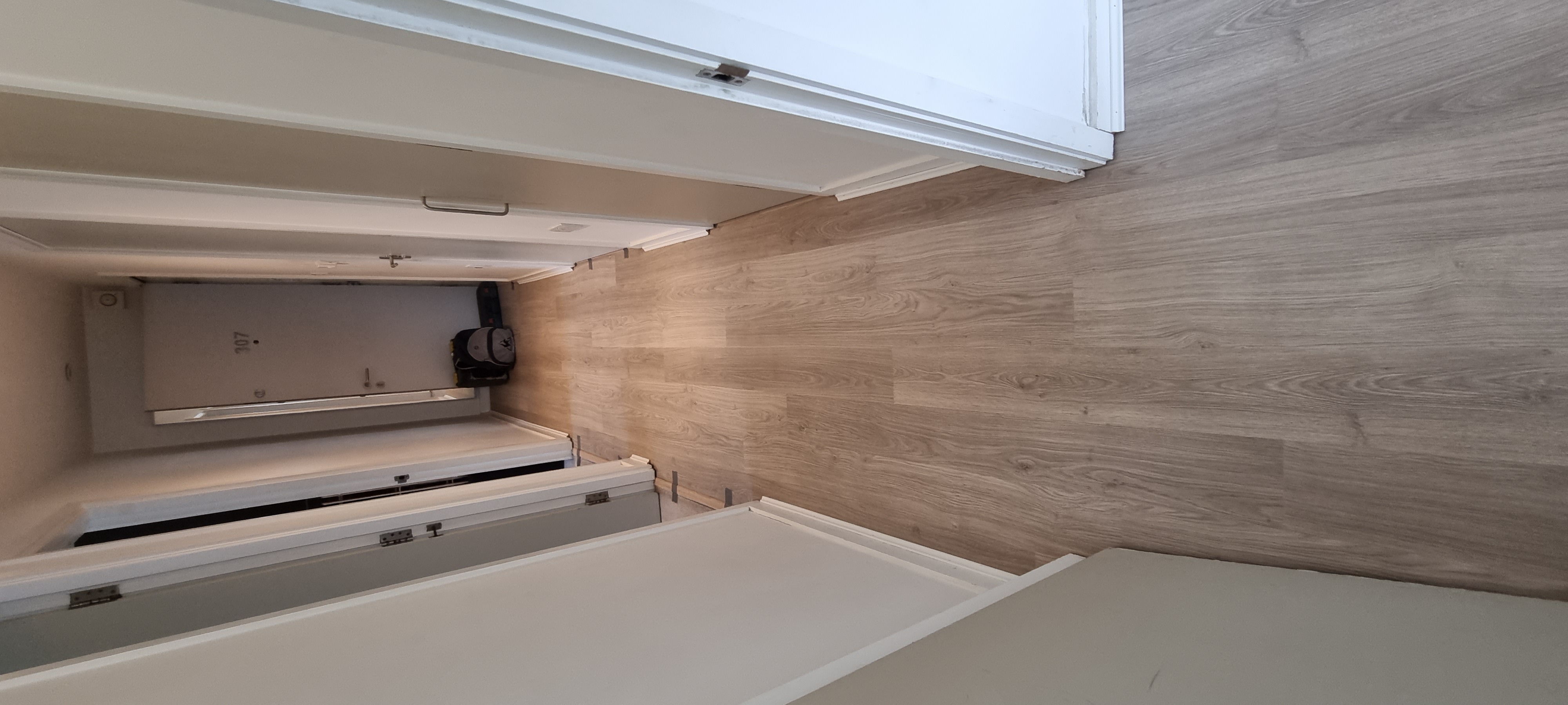 Laminate floor after fitting work in N7