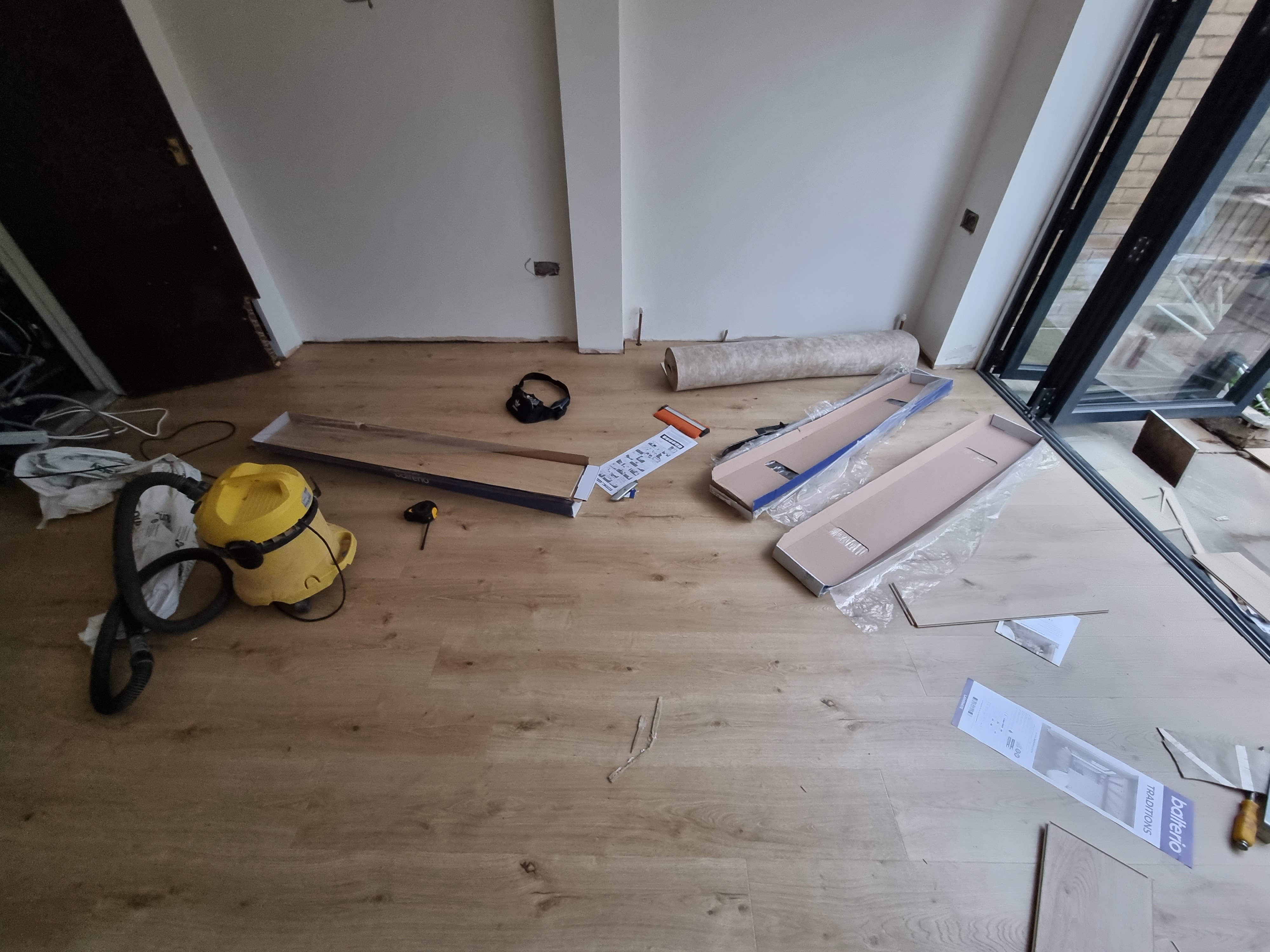 Laminate floor after fitting work in W3