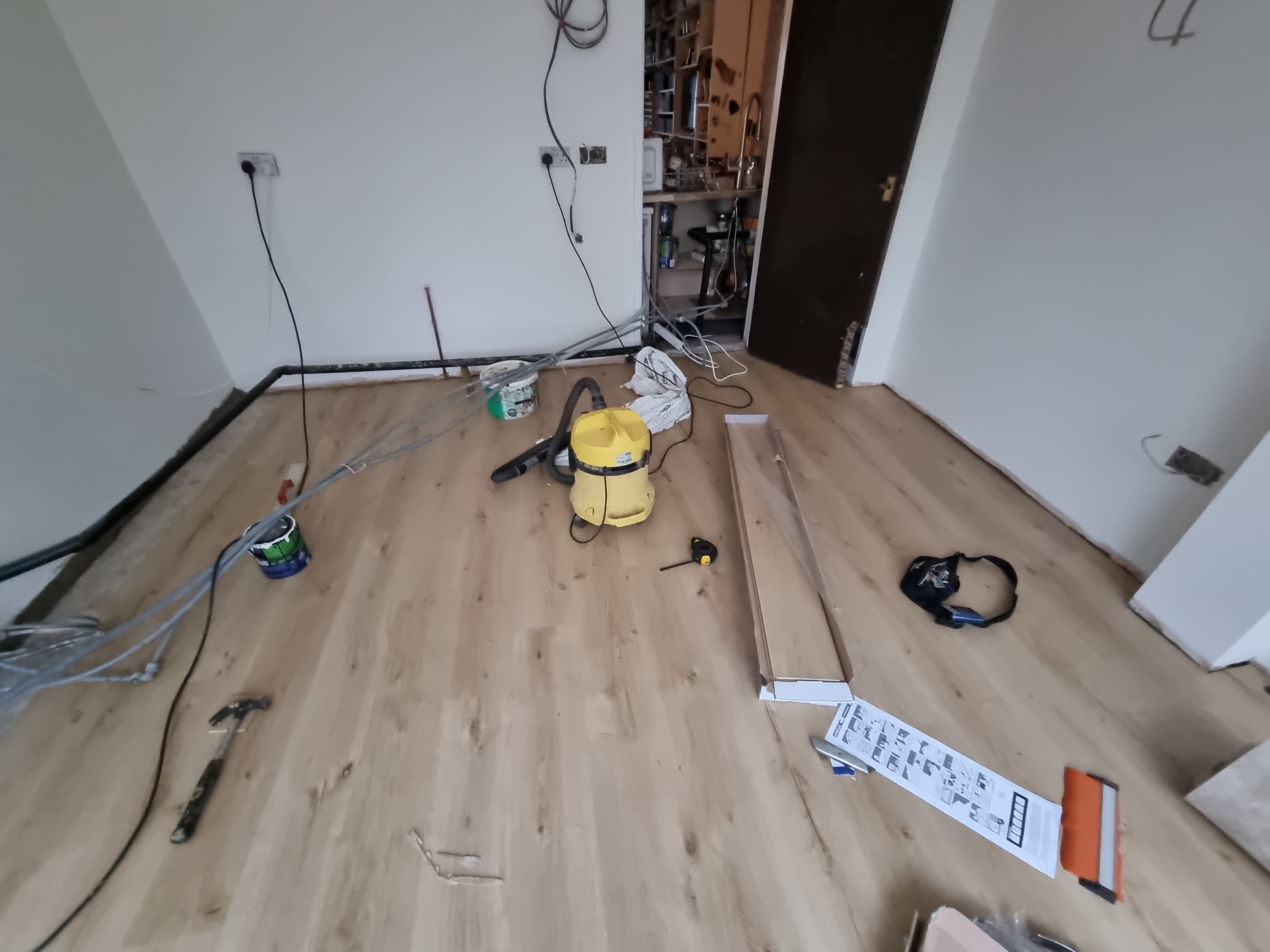 Laminate floor after fitting work in W3